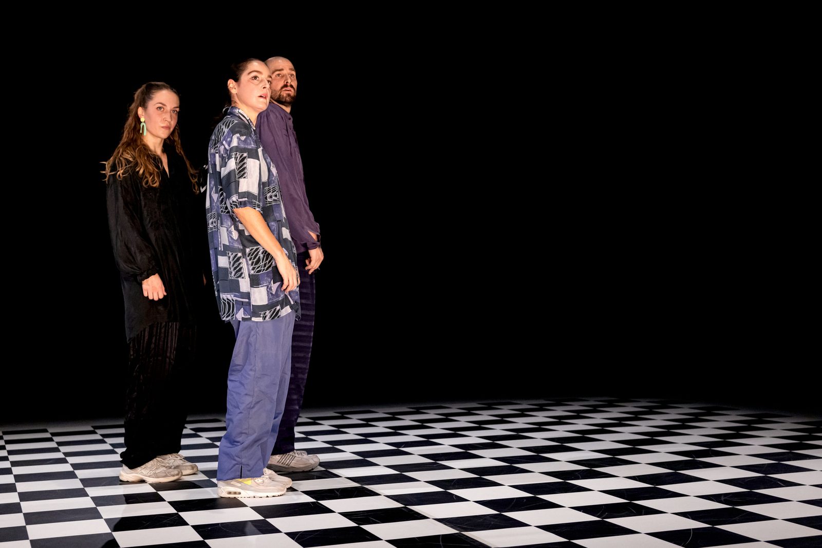 Die drei Tänzer:innen von GROOVE nebeneinander auf der Bühne