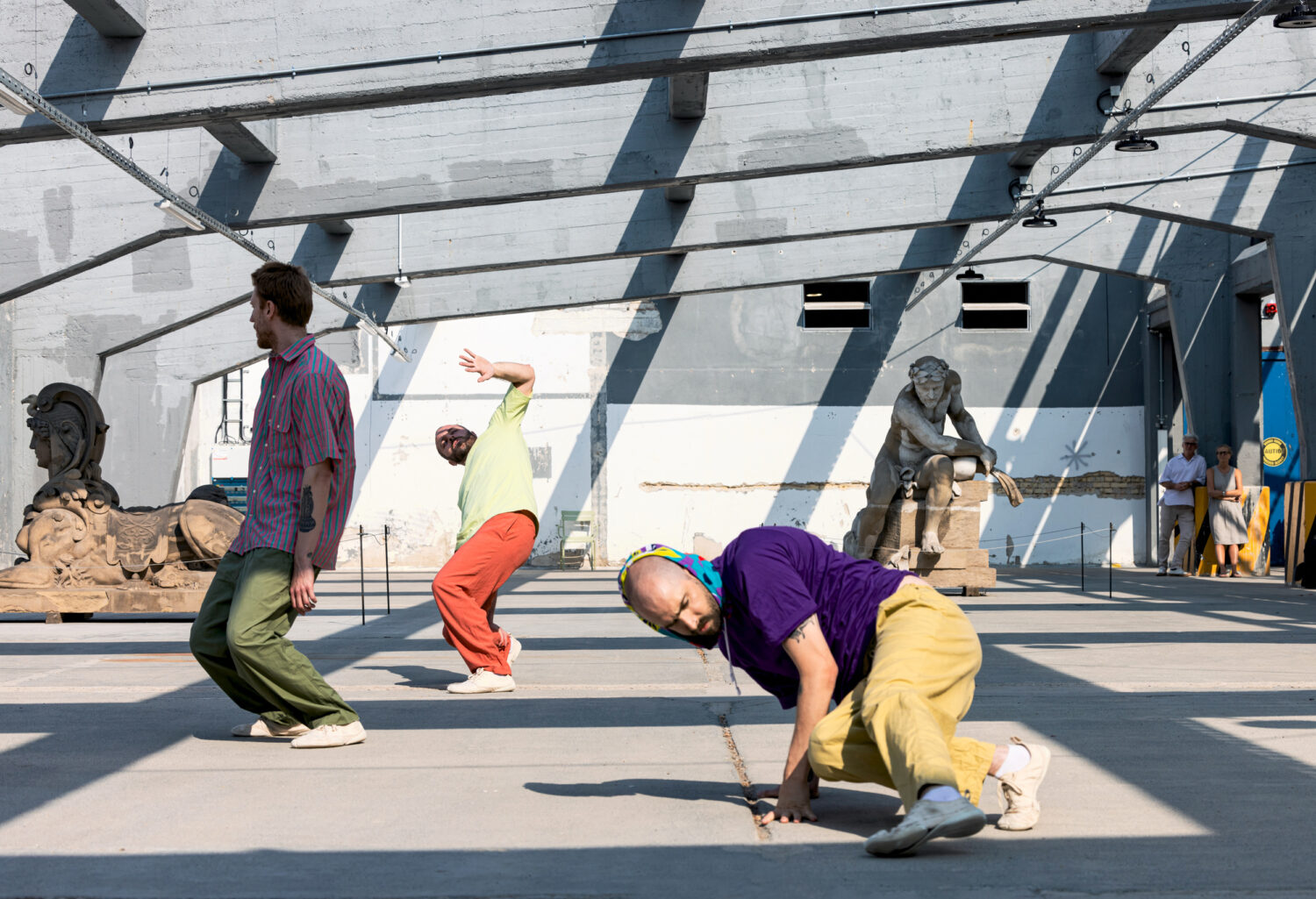 Emerge

Choreografie: Jonas Frey
Outside Eye: Julie Pécard
Von und mit: Ivan Nikonoroff, Mike Planz, Jonas Frey
Kostüme: Petra Vaskova
DJ: Vunky Lao
Ort: Lapidarium BUGA 2023
Foto: Lys Y. Seng