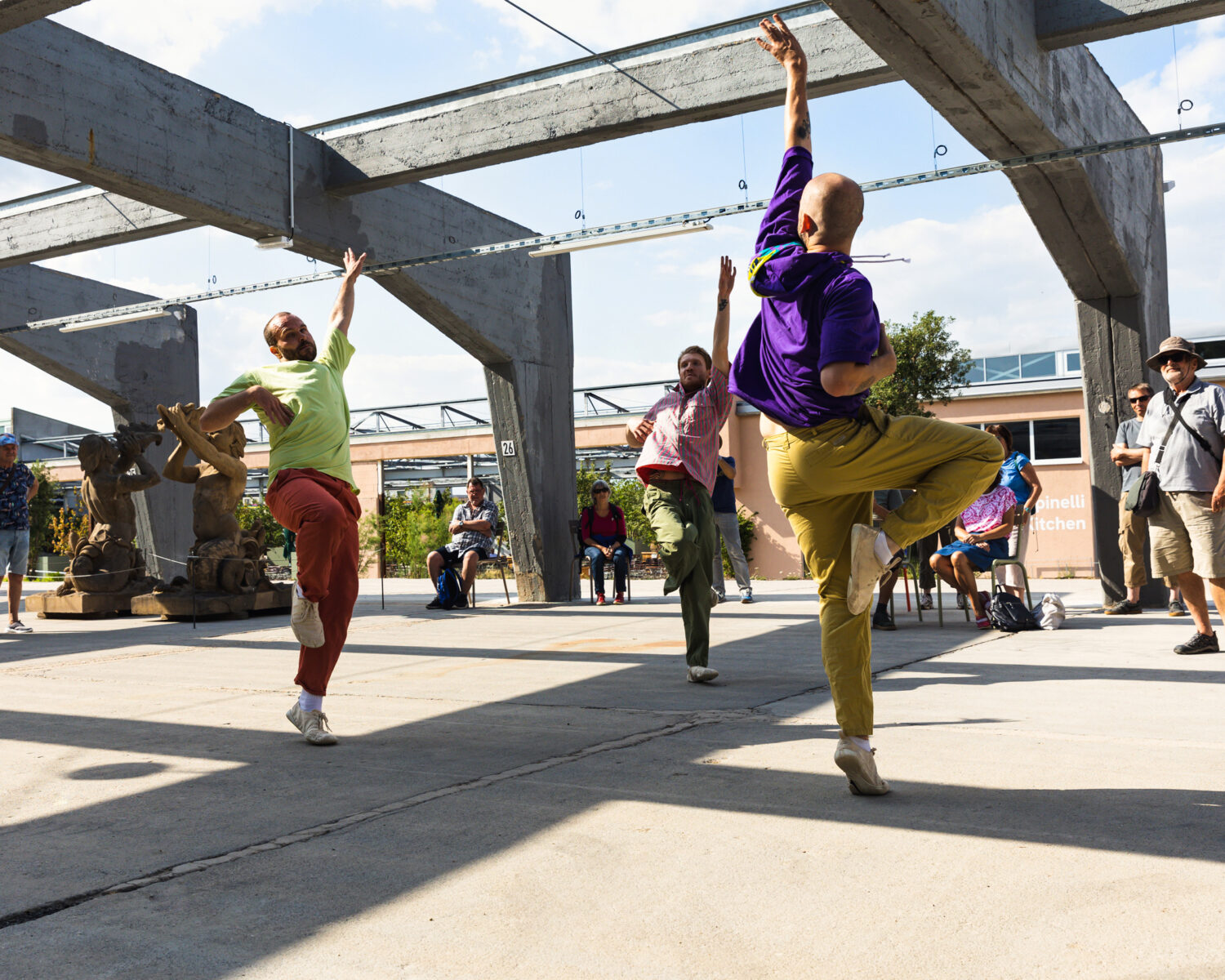 Emerge

Choreografie: Jonas Frey
Outside Eye: Julie Pécard
Von und mit: Ivan Nikonoroff, Mike Planz, Jonas Frey
Kostüme: Petra Vaskova
DJ: Vunky Lao
Ort: Lapidarium BUGA 2023
Foto: Lys Y. Seng