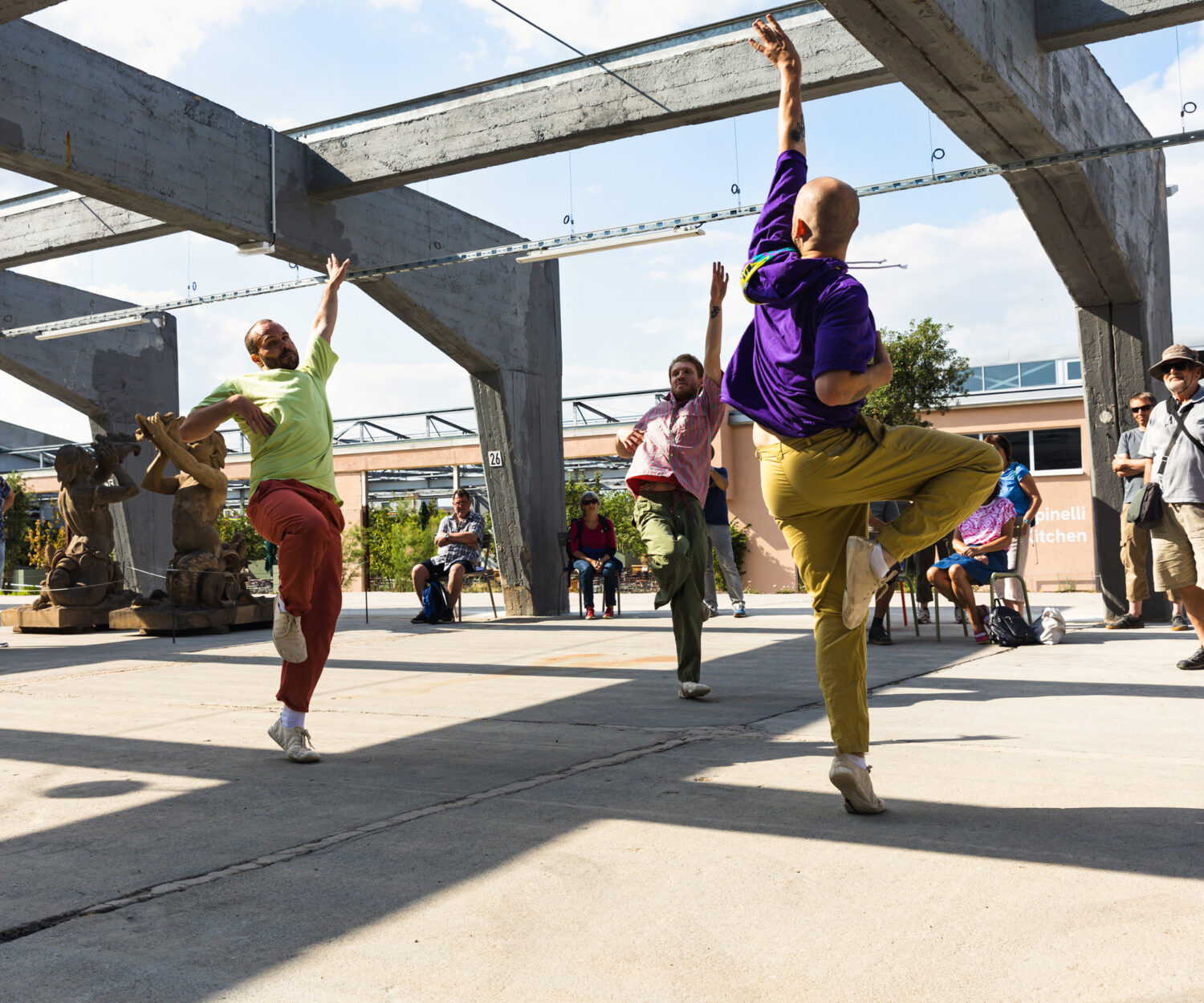 Emerge

Choreografie: Jonas Frey
Outside Eye: Julie Pécard
Von und mit: Ivan Nikonoroff, Mike Planz, Jonas Frey
Kostüme: Petra Vaskova
DJ: Vunky Lao
Ort: Lapidarium BUGA 2023
Foto: Lys Y. Seng