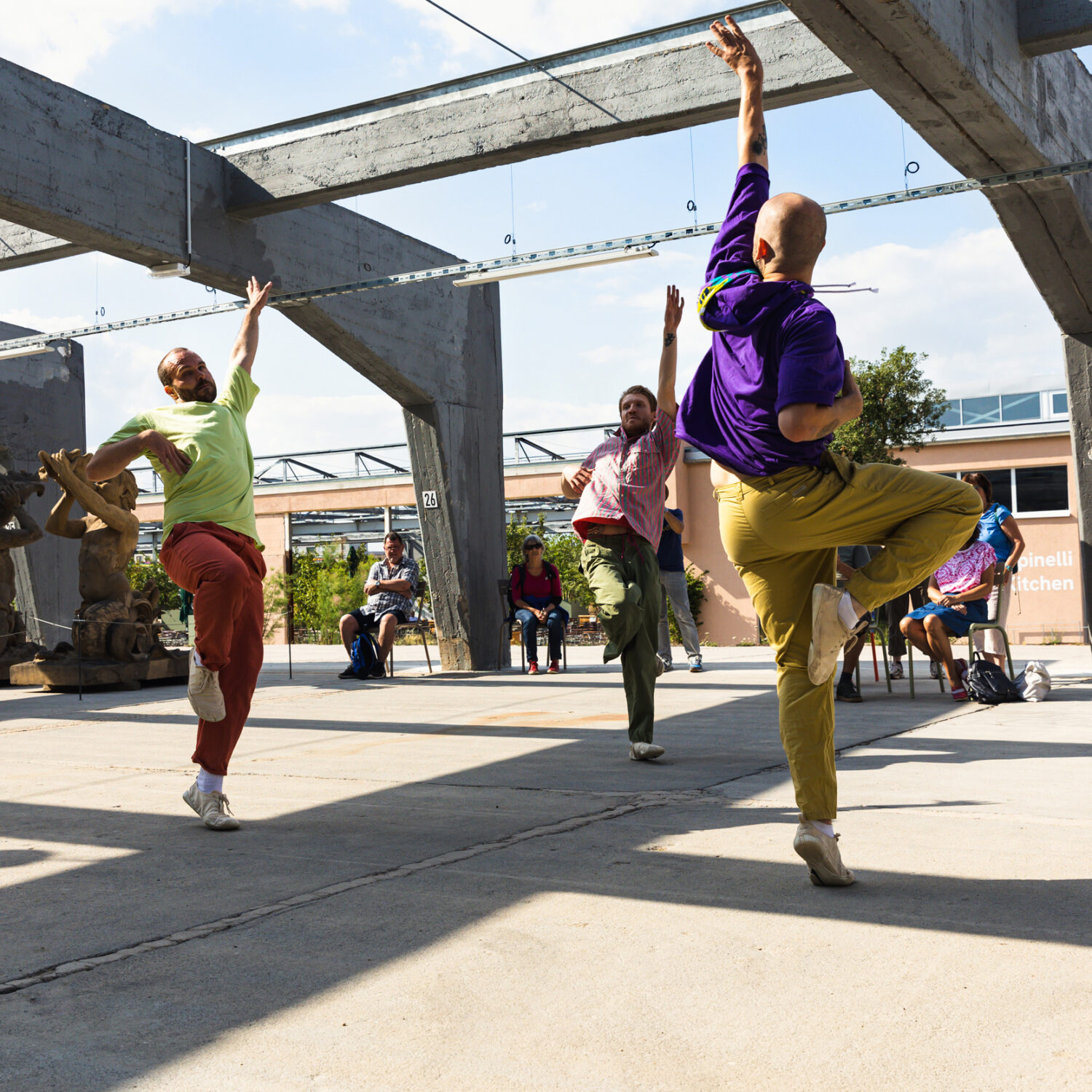 Emerge

Choreografie: Jonas Frey
Outside Eye: Julie Pécard
Von und mit: Ivan Nikonoroff, Mike Planz, Jonas Frey
Kostüme: Petra Vaskova
DJ: Vunky Lao
Ort: Lapidarium BUGA 2023
Foto: Lys Y. Seng