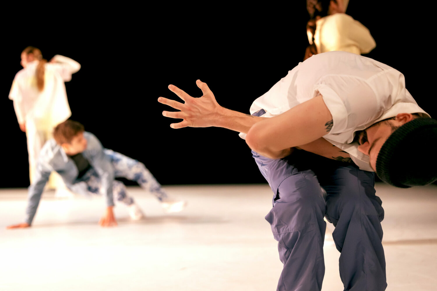 Deciphered ist eine Choreografie für 4 Tänzer*innen, die sowohl im urbanen als auch im zeitgenössischen Tanz zu Hause sind. Untersucht wird der Cipher, ein bekanntes Format aus dem urbanen Tanz: Der Cipher ist ein Kreis, ein Ort des tänzerischen Dialogs, hier wird in Frage und Antwort das tänzerische Können verhandelt. Deciphered dekonstruiert diese Form und verschiebt den Fokus vom Einzelnen auf die Gruppe. Die Tänzer*innen verhandeln ihren sozialen Raum, den Raum zwischen einander und den Raum um sich selbst, um sich den Bühnenraum anzueignen.

Choreografie Jonas Frey 
Von und mit Juliette Lefauconnier, Mike Planz, Lukas Steltner, Fanny Vaucher 
Outside Eye, Produktionsleitung Julie Pécard 
Dramaturgie Célestine Hennermann 
Djing und Sounddesign Johannes Kompa, Danijel Lokas 
Kostüme Petra Vaskova 
Licht Stefan Grießhaber 
Recherche Antoine Ragot, Frieda Frost, Bryan Vit
Foto Lys Y. Seng