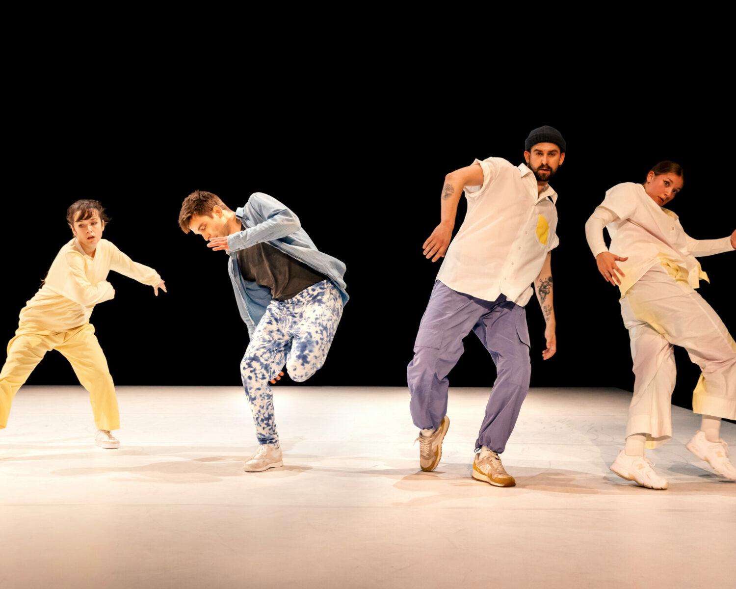 Deciphered ist eine Choreografie für 4 Tänzer*innen, die sowohl im urbanen als auch im zeitgenössischen Tanz zu Hause sind. Untersucht wird der Cipher, ein bekanntes Format aus dem urbanen Tanz: Der Cipher ist ein Kreis, ein Ort des tänzerischen Dialogs, hier wird in Frage und Antwort das tänzerische Können verhandelt. Deciphered dekonstruiert diese Form und verschiebt den Fokus vom Einzelnen auf die Gruppe. Die Tänzer*innen verhandeln ihren sozialen Raum, den Raum zwischen einander und den Raum um sich selbst, um sich den Bühnenraum anzueignen.

Choreografie Jonas Frey 
Von und mit Juliette Lefauconnier, Mike Planz, Lukas Steltner, Fanny Vaucher 
Outside Eye, Produktionsleitung Julie Pécard 
Dramaturgie Célestine Hennermann 
Djing und Sounddesign Johannes Kompa, Danijel Lokas 
Kostüme Petra Vaskova 
Licht Stefan Grießhaber 
Recherche Antoine Ragot, Frieda Frost, Bryan Vit
Foto Lys Y. Seng