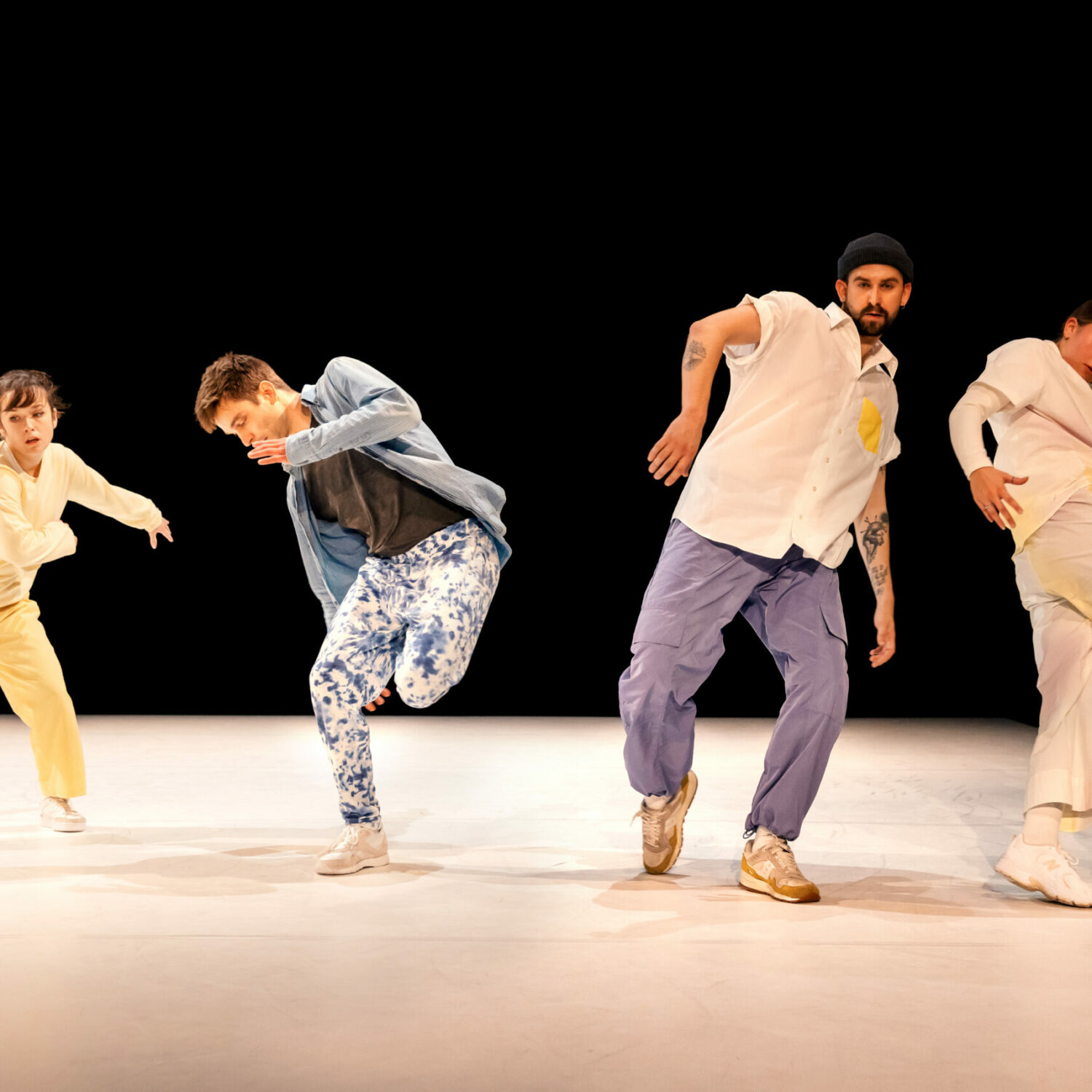 Deciphered ist eine Choreografie für 4 Tänzer*innen, die sowohl im urbanen als auch im zeitgenössischen Tanz zu Hause sind. Untersucht wird der Cipher, ein bekanntes Format aus dem urbanen Tanz: Der Cipher ist ein Kreis, ein Ort des tänzerischen Dialogs, hier wird in Frage und Antwort das tänzerische Können verhandelt. Deciphered dekonstruiert diese Form und verschiebt den Fokus vom Einzelnen auf die Gruppe. Die Tänzer*innen verhandeln ihren sozialen Raum, den Raum zwischen einander und den Raum um sich selbst, um sich den Bühnenraum anzueignen.

Choreografie Jonas Frey 
Von und mit Juliette Lefauconnier, Mike Planz, Lukas Steltner, Fanny Vaucher 
Outside Eye, Produktionsleitung Julie Pécard 
Dramaturgie Célestine Hennermann 
Djing und Sounddesign Johannes Kompa, Danijel Lokas 
Kostüme Petra Vaskova 
Licht Stefan Grießhaber 
Recherche Antoine Ragot, Frieda Frost, Bryan Vit
Foto Lys Y. Seng